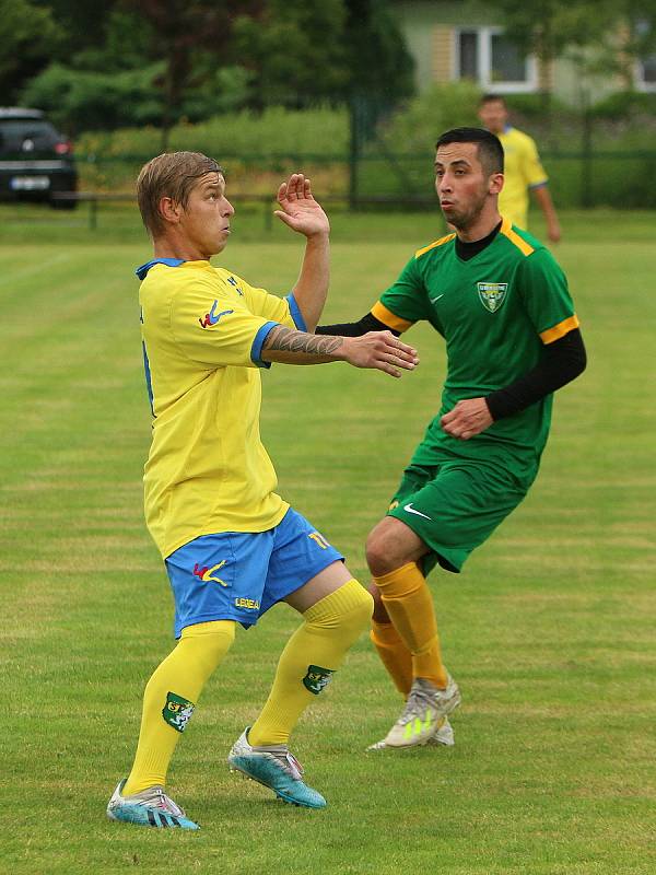 Stonava (žluté dresy) porazila Datyně 2:0.