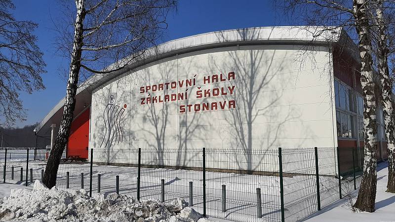 Hornická obec Stonava před 30 lety doslova vstala z popela. Dnes má necelých 2000 obyvatel a velmi dobrou infrastrukturu.  Sportovní hala.