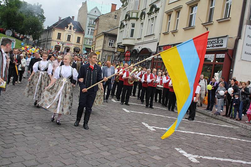 25. ročník Svátku Tří bratří zahájily v pátek tradiční slavnostní průvody z Českého Těšína a Cieszyna, které se setkaly na mostě Družby. 