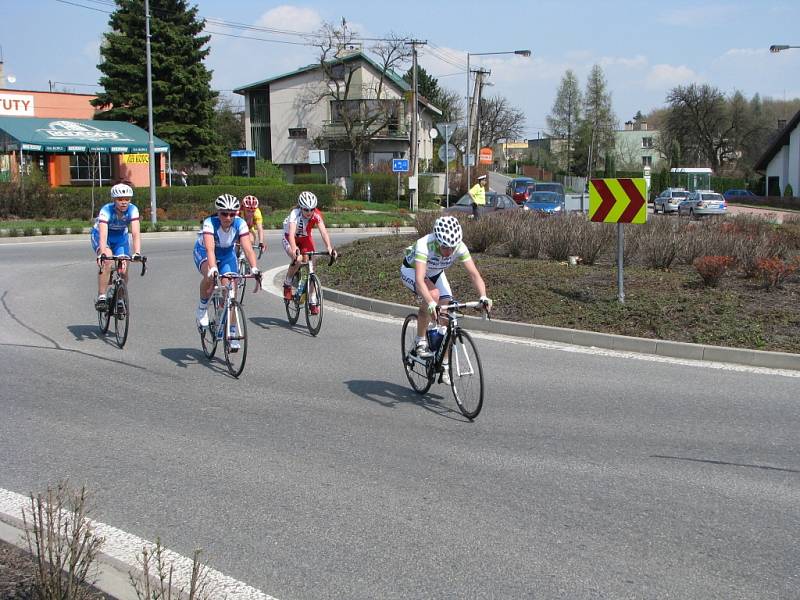 Cyklistky při druhém průjezdu vrcholem Bludovického kopce v Havířově. 