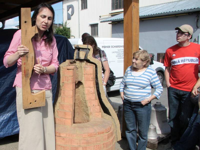 Karvinští věřící, včetně faráře Daniela Víchy, vyrazili do německého Pasova, kde mohli sledovat odlévání nových zvonů pro fryštátský kostel. 