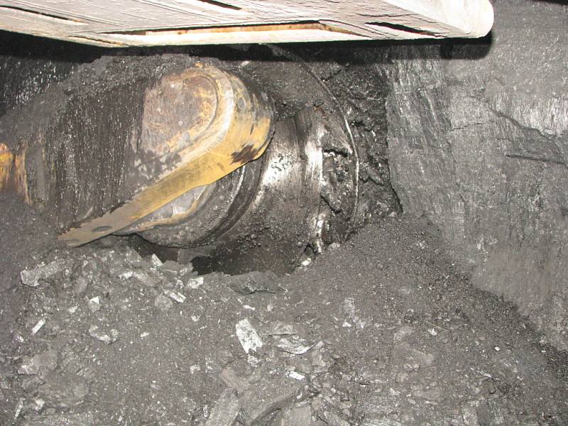 Práce v podzemí černouhelné šachty. Ilustrační snímek. Důlní kombajn.