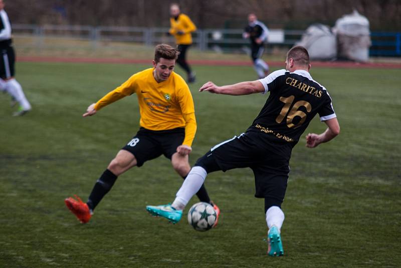 Českotěšínští fotbalisté (ve žlutém) podlehli doma Polance 0:3.