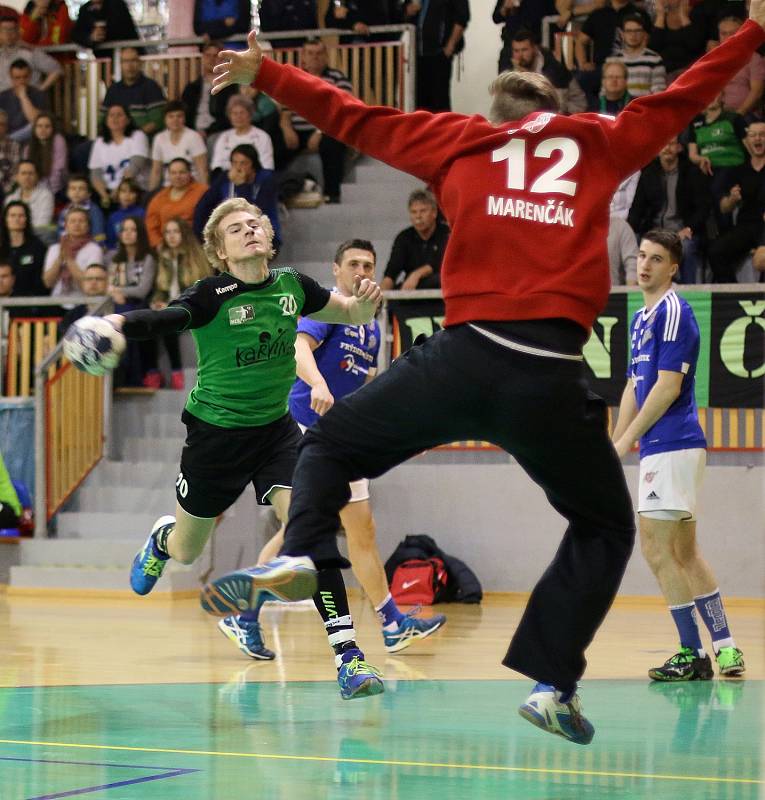 Házenkáři Karviné (v zeleném) prohráli v derby na palubovce Frýdku 29:34. V play off je čeká tým Lovosic, zatímco Frýdek-Místek si zahraje se Zubřím.