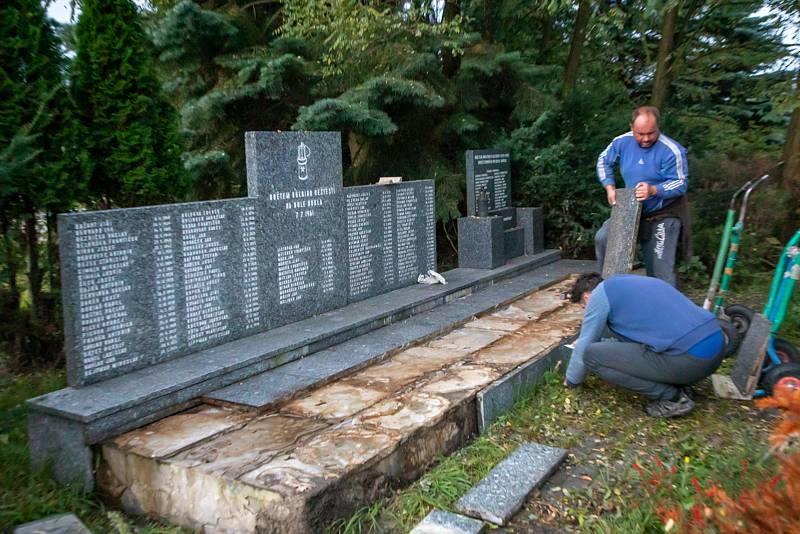 Kameníci rozebrali pomník obětem důlního neštěstí na Dole Dukla v roce 1961 a budou jej v Těrlicku renovovat.