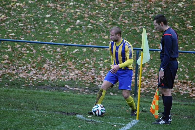 Fotbalisté Bohumína (žlutomodré dresy) zvládli jeden ze šlágrů předposledního kola krajského přeboru výtečně.