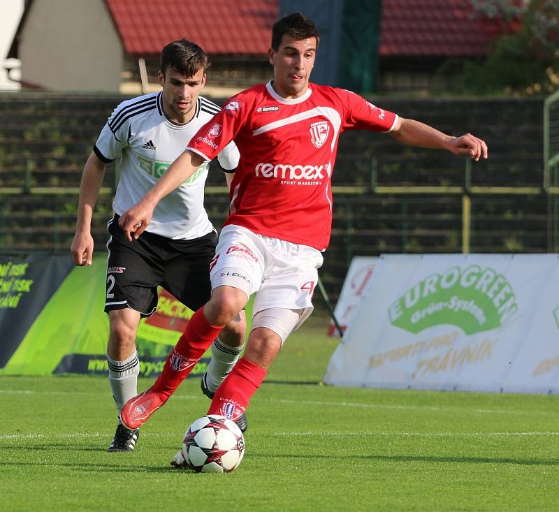 Karviná (v bílém) porazila hladce Pardubice 3:0.