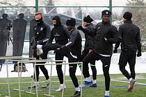 Fotbalisté MFK Karviná zahájili v pondělí 8. ledna zimní přípravu, v mrazu a na umělé trávě.