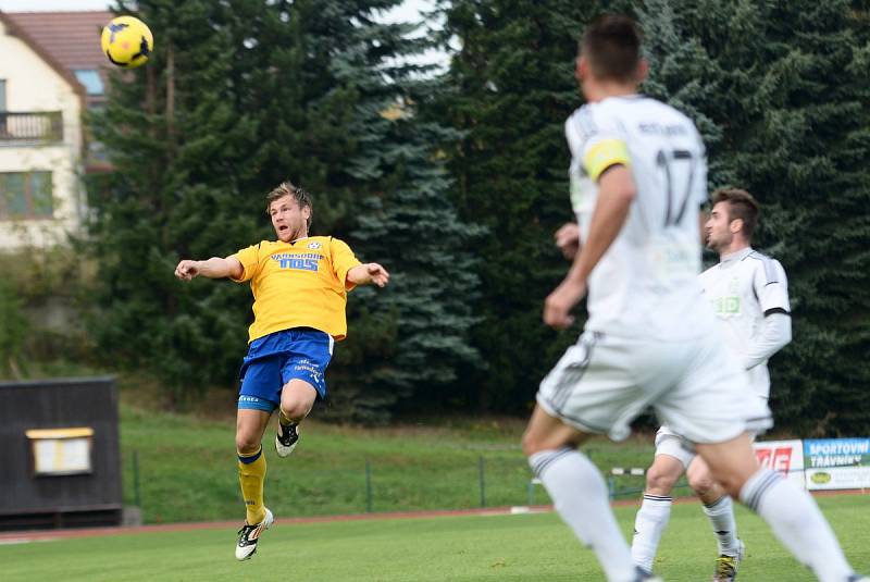 Karvinští fotbalisté (v bílém) ve Varnsdorfu prohráli.