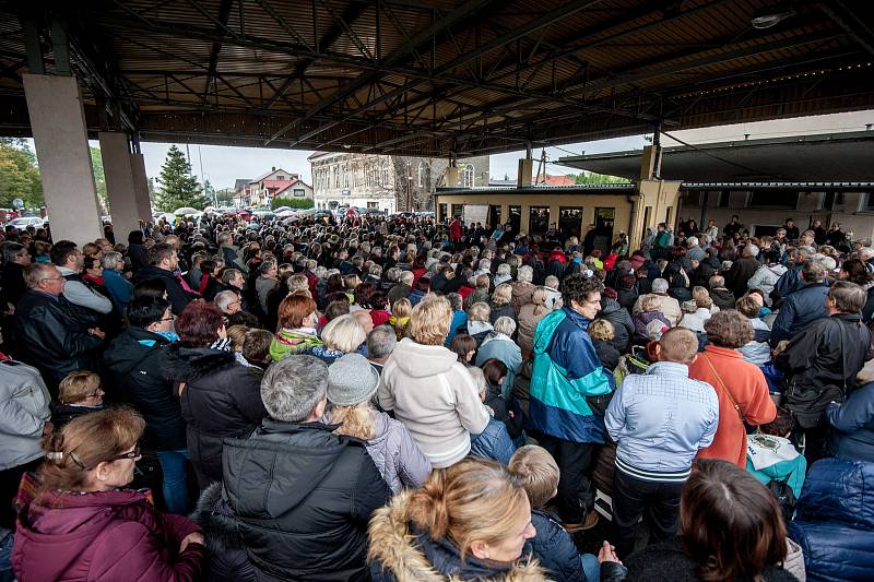 Věřící lidé se modlí u hraničního přechodu v Chalupkách (nedaleko Bohumína) za spásu vlasti a světa. Při ojedinělé akci nazvané "Růženec na hranicích" se scházeli i další katolíci v kostelích podél celé hranice Polska.