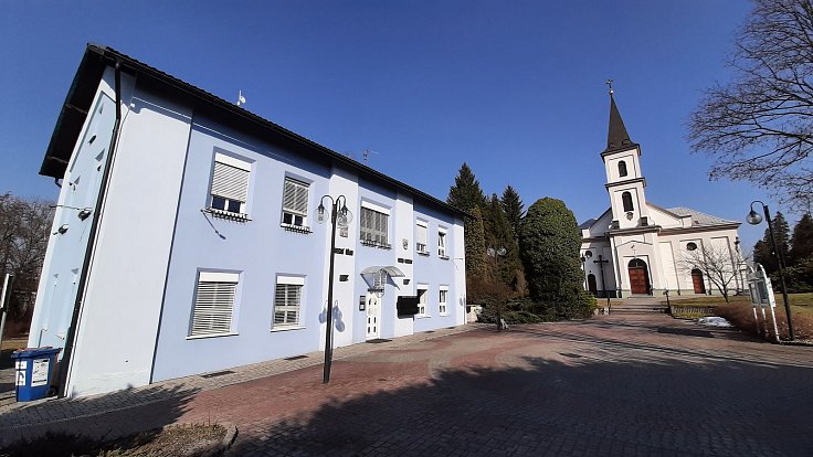 Horní Suchá. Budova obecního úřadu a kostel.
