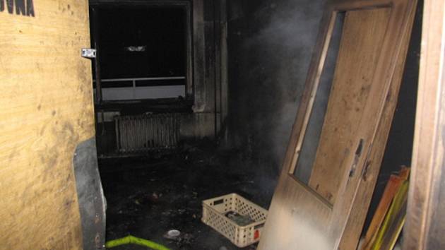 Kvůli požáru v kočárkárně museli být evakuováni nájemníci domu v Makarenkově ulici. 