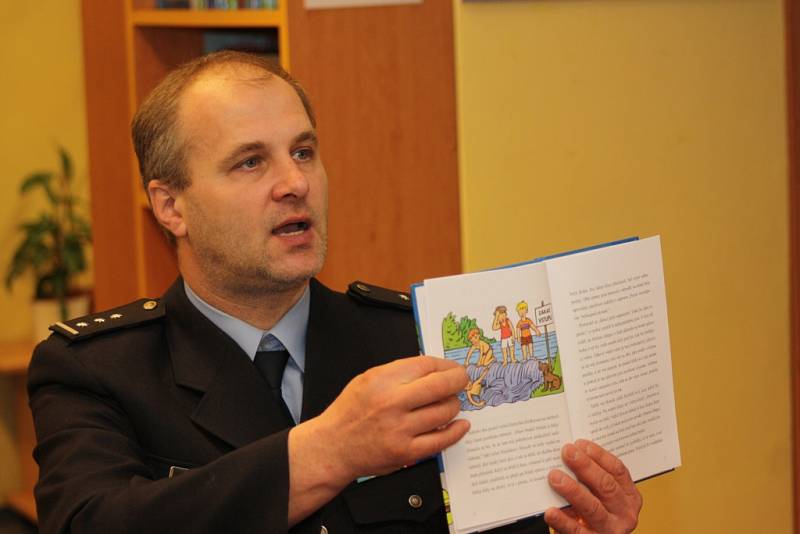 Policejní preventista Jaroslav Kus četl dětem z knihy Policejních pohádek. 