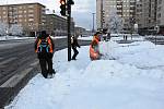 Zimní údržba komunikací v Havířově. Ruční úklid sněhu z přechodů pro chodce. 