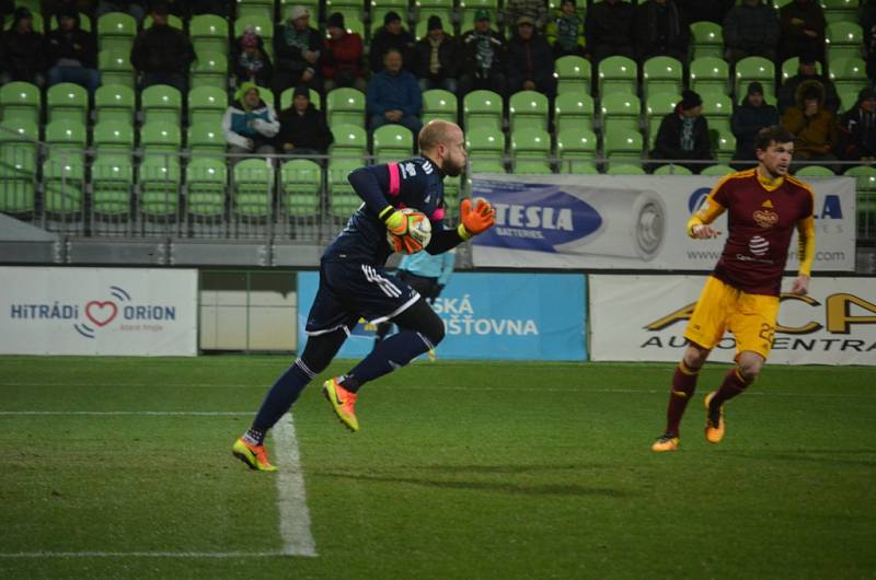 Karvinští fotbalisté (v bílém) jsou v pohárovém čtvrtfinále. Doma zdolali Duklu po penaltách.