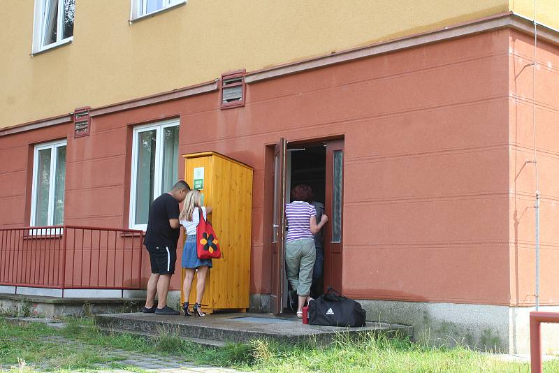 V Havířově v pondělí zahájili provoz tzv. sdílené lednice. kam si pro potraviny může přijít kdokoli. Stejně tak tam nezkažené jídlo může poskytnut ostatním.