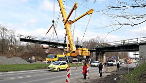 Desítky lidí v neděli přihlížely sundávání první ze čtyř částí železničního mostu v Havířově nad Ostravskou ulicí.