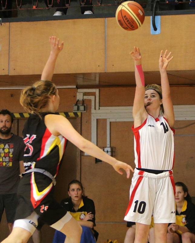 Havířovské basketbalistky (v bílém) porazily Hradec a zajistily si postup.