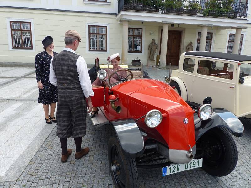 Zámek Fryštát ožil, vrátili se na něj Larisch-Mönnichové a tančil se charleston.