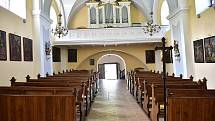 U šikmého kostela v Karviné-Dolech je o víkendech otevřený infostánek. Karviná, rok 2021.