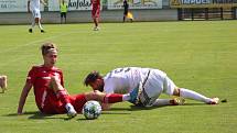 Fotbalisté Karviné (v bílém) remizovali s Třincem 1:1.