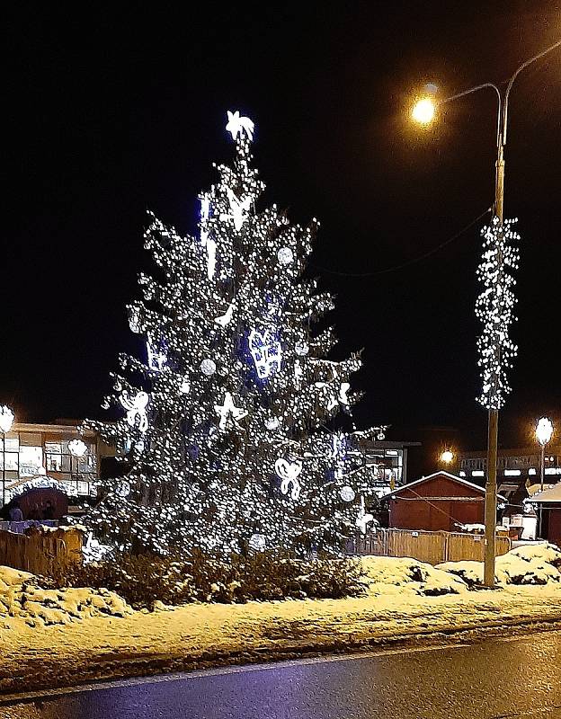 Vánoční strom a výzdoba Náměstí republiky v centru Havířova.