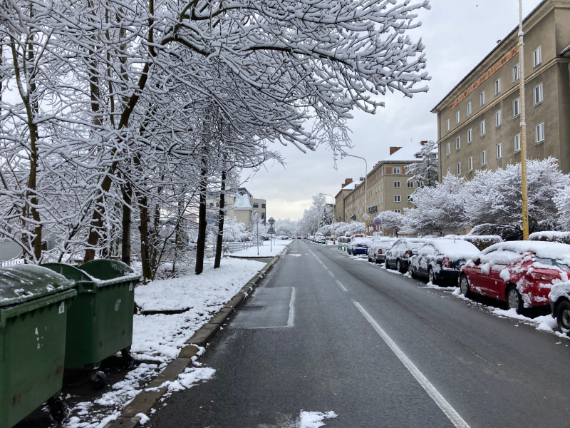 Do Havířova se na jaře vrátila zima. Ulice města, 6. dubna 2021.