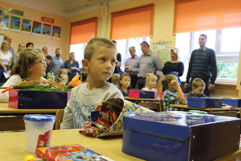 V Dolní Lutyni prvňáčky přivítal spolu s paní učitelkou i skřítek Lichožrout.