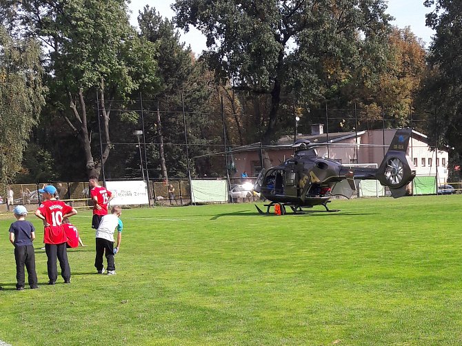 Vrtulník na českotěšínském fotbalovém hřišti.