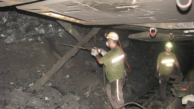 Práce v podzemí černouhelné šachty. Ilustrační snímek.