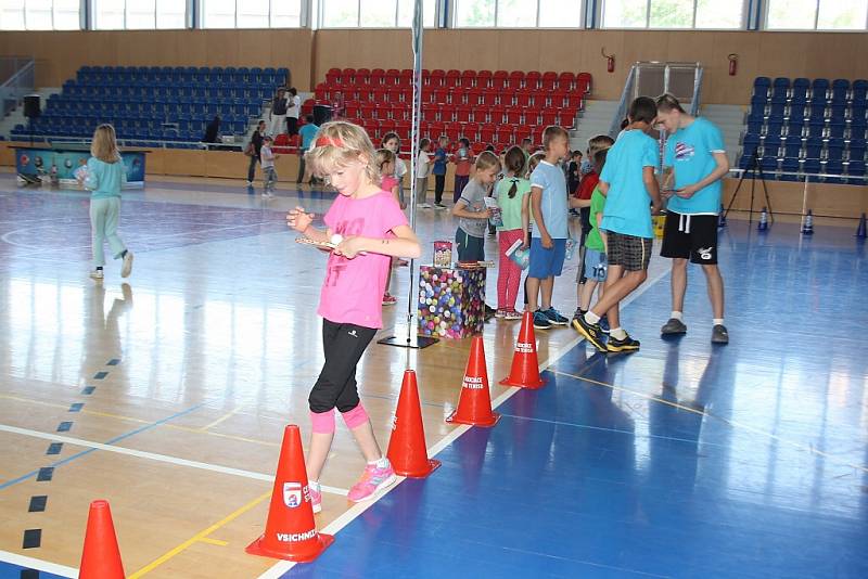 Ping-pongová show Jeden za všechny, všichni za stůl. 