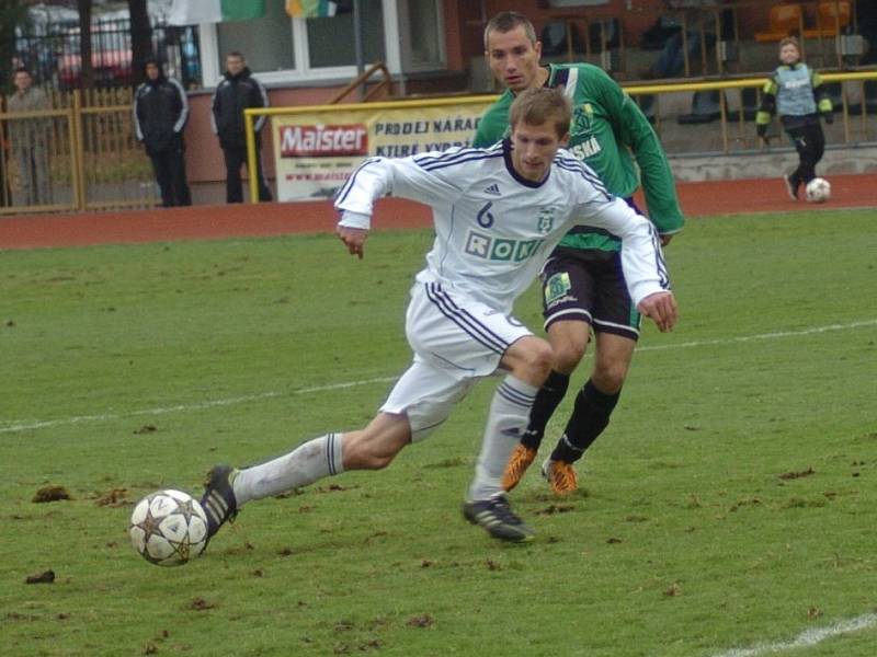 Fotbalisté Karviné (v bílém) vybojovali na brambořišti v Sokolově bod.