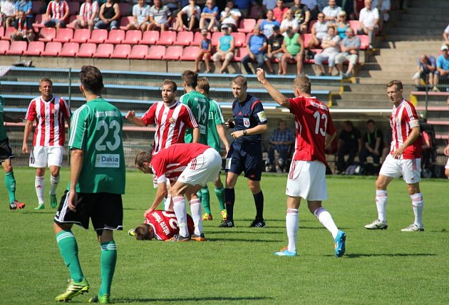 Karvinští fotbalisté (v zeleném) uspěli na půdě Třince.