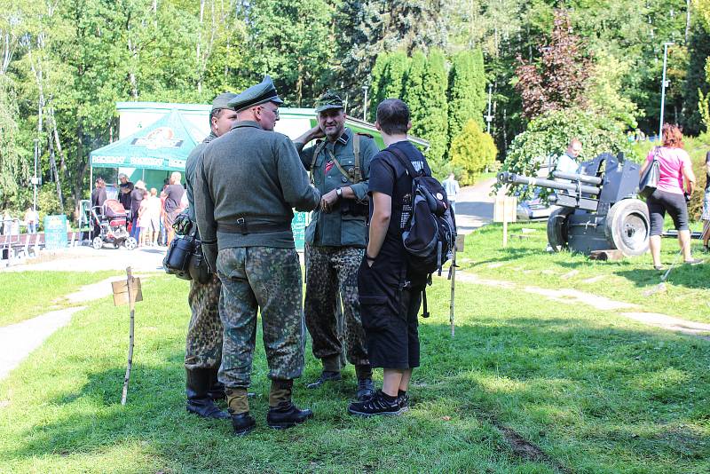 Návštěvníci si na vlastní kůži vyzkoušeli i historické zbraně, vojenská auta či speciality z polní kuchyně.