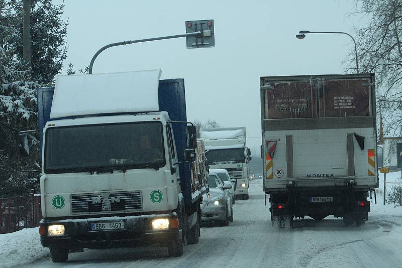Přívaly sněhu na silnicích a dálnici D 48 u Českého Těšína způsobily komplikace v dopravě. Některé kamiony v kopci uvízly. Kvůli nehodě byl ucpaný a špatně průjezdný také sjezd z obchvatu města směrem na Třinec a Slovensko.