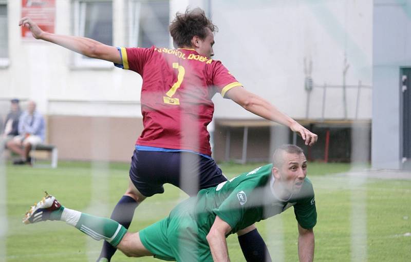 Fotbalisté Datyní (v zeleném) vyhrály nad Dobrou a mohli začít slavit postup do krajského přeboru.