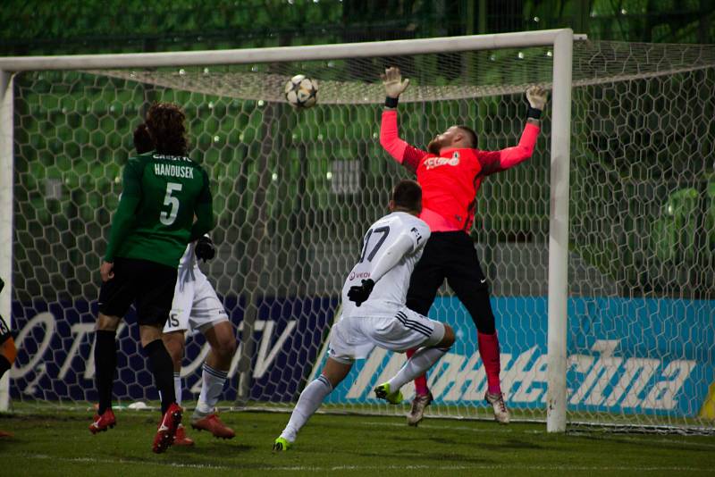 Z utkání Karviná (v bílém) - Jablonec 2:1