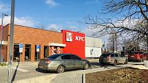 Třetí den provozu nového karvinského KFC. Prázdno u okének nebývá, právě naopak.