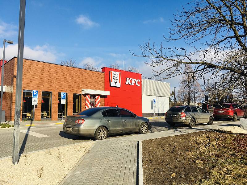 Třetí den provozu nového karvinského KFC. Prázdno u okének nebývá, právě naopak.