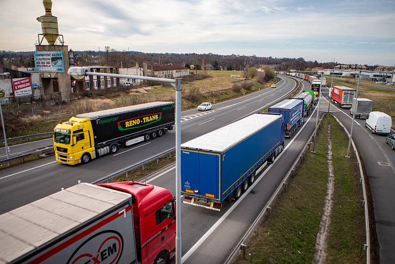 Kolona kamionů na hraničním přechodu mezi Českou republikou a Polskem. Ilustrační foto.