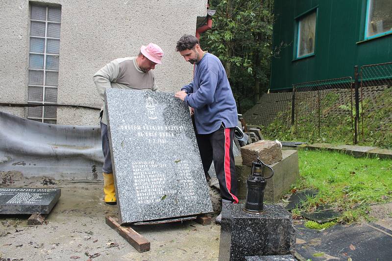 Těrličtí kameníci Roman Sedlák a David Herdzina renovují rozebraný památník obětem důlního neštěstí v Dole Dukla v roce 1961.