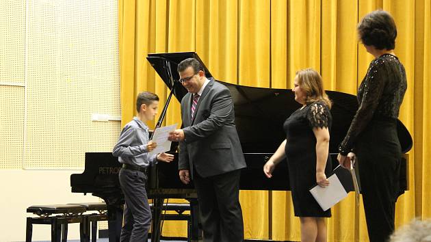 Na ZUŠ Bedřicha Smetany ve čtvrtek proběhlo udělování ocenění nejlepším žákům a spolkům. Kromě udělování cen proběhlo také vystoupení dvou karvinských klavíristů.