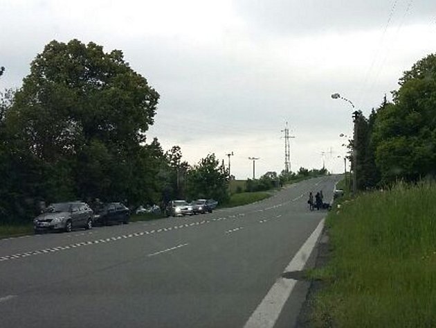 Místo dopravní nehody motocyklisty a osobního automobilu mezi Havířovem a Orlovou. 