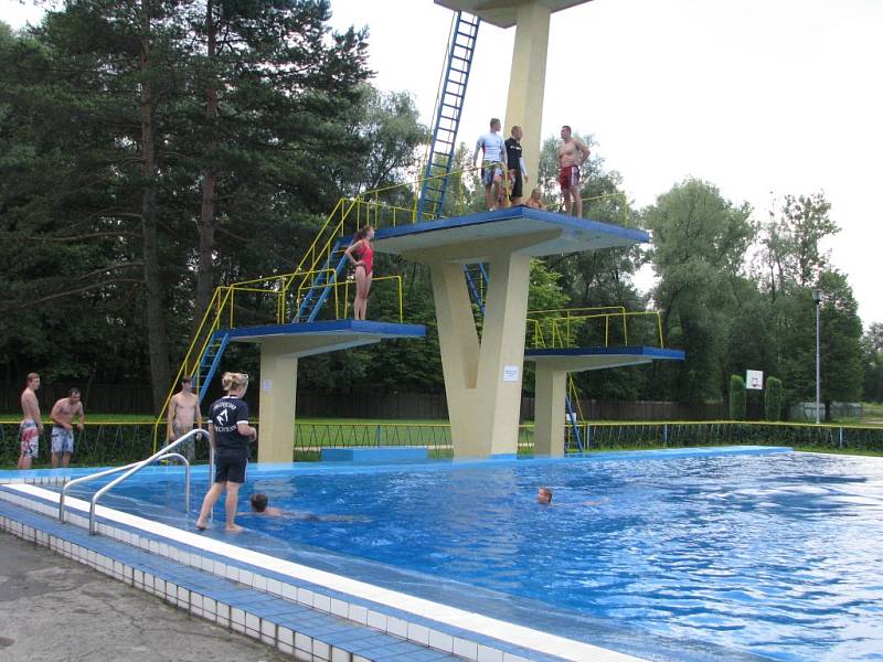 Soustředění skokanů na věži havířovského koupaliště. 