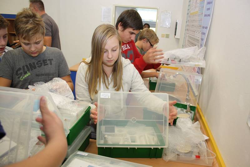 Žáci ZŠ Karoliny Světlé mají nové učebny chemie a fyziky. 