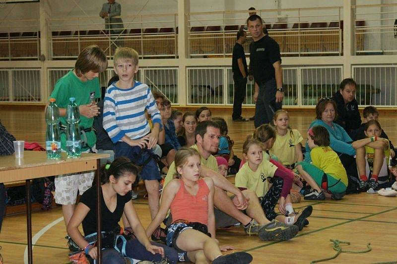 Ve sportovní hale orlovského gymnázia se v sobotu konal čtvrtý ročník Orlovského orla – závodu mládeže ve sportovním lezení na rychlost. 