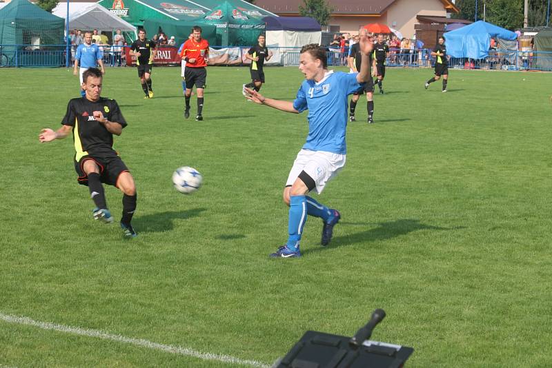 Havířovští fotbalisté (v modrém) se loučí s pohárem.