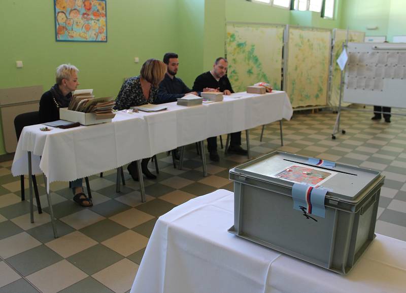 Hodinu po oficiálním otevření volebních místností volili také odsouzení v karvinské věznici.