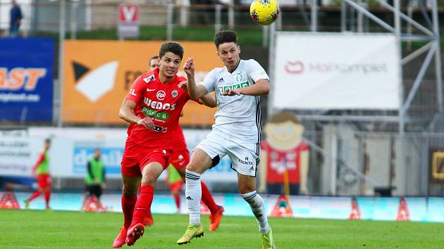 Tomáš Ostrák (v bílém) dal v Brně premiérový gól v české lize.