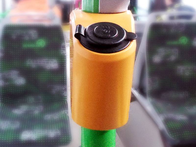 USB nabíječka v autobuse. 